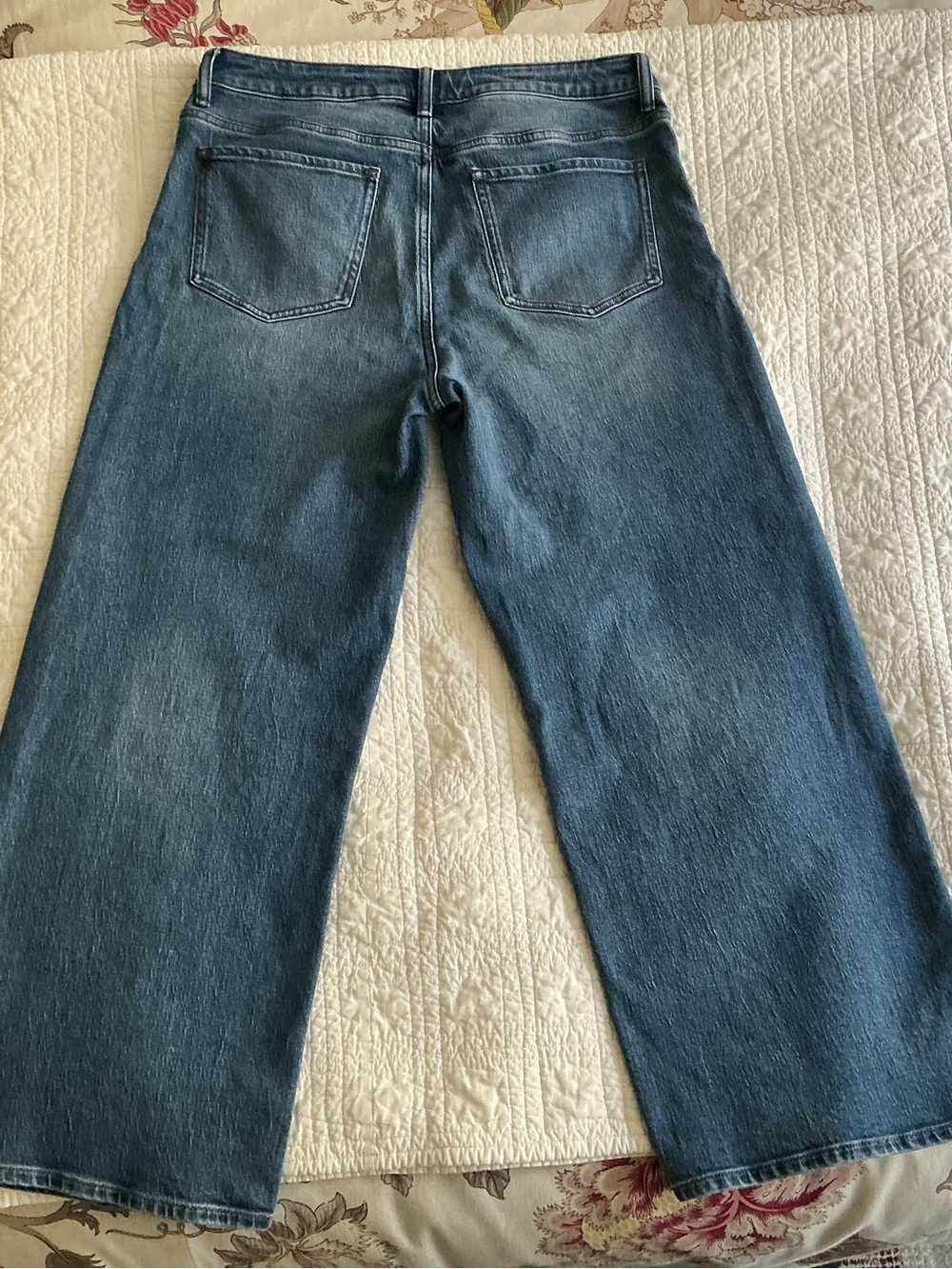 QUINCE - Bella Stretch Relaxed Straight Leg Jeans - Picture 3 of 3
